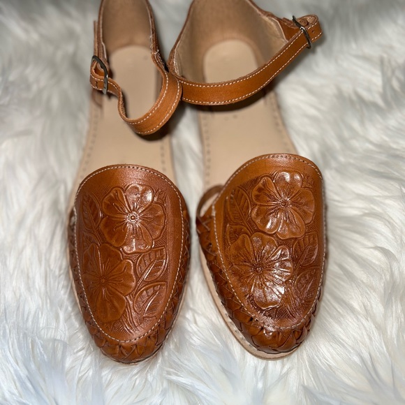 Authentic Embossed Huarache Sandles from Mexico. Flower design closed toe - Picture 5 of 10